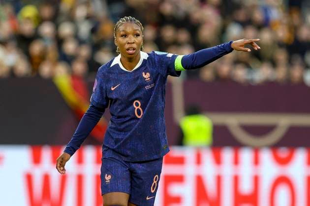 Düsseldorf, Deutschland, 24.10.25: Grace Geyoro ( Frankreich ) gestikuliert, Gestik waehrend des Halbfinals der UEFA Women s Nations League zwischen Deutschland vs Frankreich in der Merkur-Spiel-Arena Düsseldorf Merkur-Spiel-Arena North Rhine-Westphalia Germany Copyright: xBrauer-Fotoagenturx xAdrianxSchlx