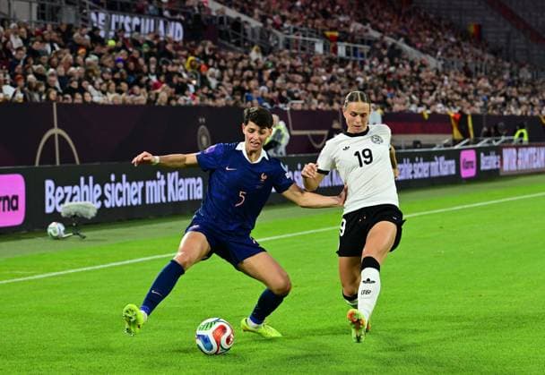 24.10.2025; Duesseldorf; Fussball, Frauen, Saison 2025 2026, UEFA Nations-League, Halbfinale, Deutschland vs. Frankreich Zweikampf zwischen v. li. Elisa De Almeida (Frankreich), Klara Buehl (Deutschland) DFL regulations prohibit any use of photographs as image sequences and or quasi-video. Merkur-Spiel-Arena NRW Deutschland