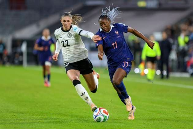 Düsseldorf, Deutschland, 24.10.25: Jule Brand ( Deutschland ) und Kadidiatou Diani ( Frankreich ) im Kampf um den Ball waehrend des Halbfinals der UEFA Women s Nations League zwischen Deutschland vs Frankreich in der Merkur-Spiel-Arena Düsseldorf Merkur-Spiel-Arena North Rhine-Westphalia Germany Copyright: xBrauer-Fotoagenturx xAdrianxSchlx