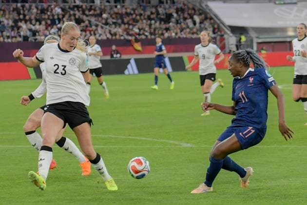 v. li. im Zweikampf Camilla Küver Kuever (Deutschland 23) Kadidiatou Diani (Frankreich 11) 24.10.2025 Fussball UEFA Frauen Nations League, Deutschland vs Frankreich, Merkur Spiel-Arena, Duesseldorf,