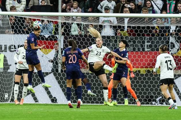 Fussball, UEFA Women™s Nations League Saison 2025 2026 Halbfinale - Hinspiel Deutschland - Frankreich 24.10.2025, MERKUR SPIEL-ARENA Strafraumaktion Düsseldorf MERKUR SPIEL-ARENA Nordrhein-Westfalen Deutschland