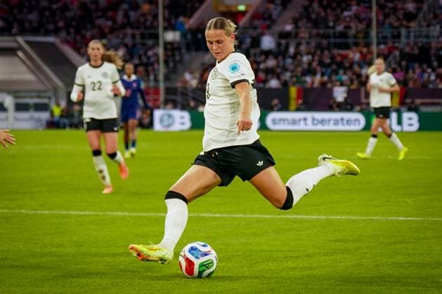 Fussball UEFA Womens Nations League 2024 25, Halbfinale - Deutschland vs Frankreich - Merkur Spiel-Arena (Düsseldorf): Klara Bühl Klara Buhl (Deutschland, 19) Copyright: xJOERANxSTEINSIEKx