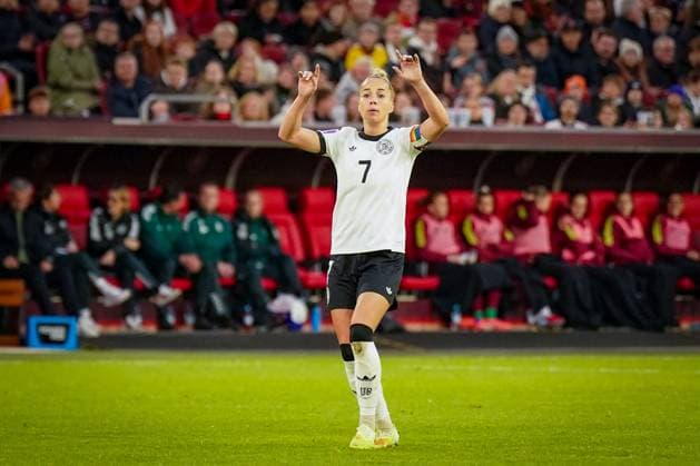 Fussball UEFA Womens Nations League 2024 25, Halbfinale - Deutschland vs Frankreich - Merkur Spiel-Arena (Düsseldorf): Giulia Gwinn (Deutschland, 7) Düsseldorf Nordrhein-Westfalen Deutschland Copyright: xJOERANxSTEINSIEKx