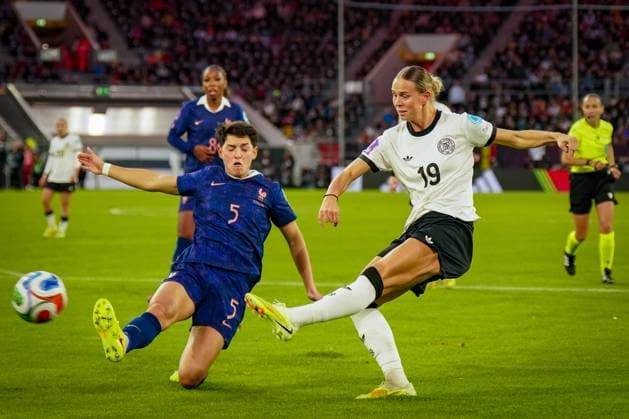 Fussball UEFA Womens Nations League 2024 25, Halbfinale - Deutschland vs Frankreich - Merkur Spiel-Arena (Düsseldorf): Klara Bühl Klara Buhl (Deutschland, 19) Elisa De Almeida (Frankreich, 5) Düsseldorf Nordrhein-Westfalen Deutschland Copyright: xJOERANxSTEINSIEKx