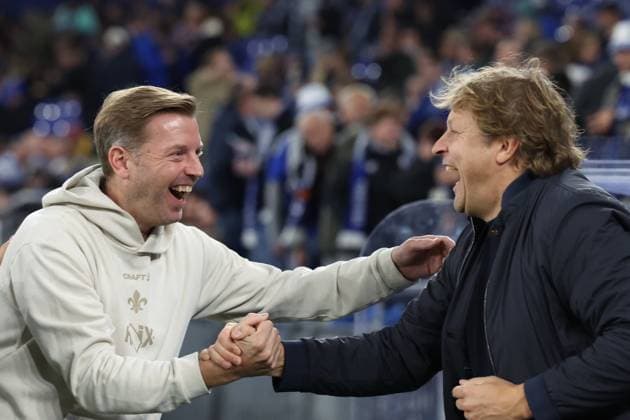 24.10.2025, xrekx, Fussball 2.Bundesliga, FC Schalke 04 - SV Darmstadt 98 v.l. Florian Kohfeldt Trainer (SV Darmstadt 98) Youri Mulder Direktor Profifußball (FC Schalke 04) (DFL DFB REGULATIONS PROHIBIT ANY USE OF PHOTOGRAPHS as IMAGE SEQUENCES and or QUASI-VIDEO) Gelsenkirchen