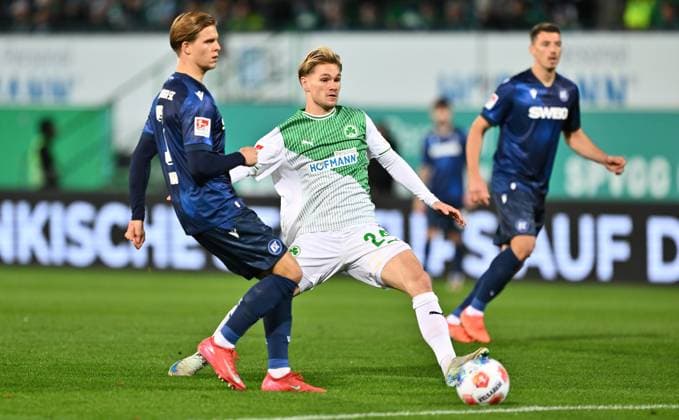 24.10.2025 - Fussball - Saison 2025 2026 - 2. Fussball - Bundesliga - 10. Spieltag: SpVgg Greuther Fürth ( Kleeblatt ) - Karlsruher SC Karlsruhe KSC - Sportfoto Zink - xwoxzix - DFL regulations prohibit any use of photographs as image sequences and or quasi-video - only for editorial use - Dzenis Burnic (7, Karlsruher SC KSC ) Marco John (24, SpVgg Greuther Fürth )