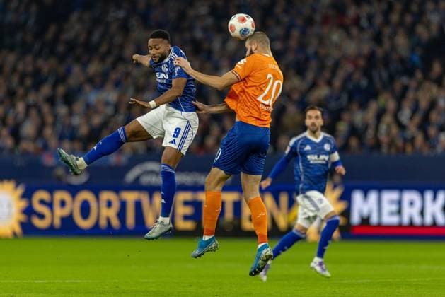 Gelsenkirchen, Deutschland, 24.10.25: Moussa Sylla (FC Schalke 04) und Aleksander Vukotic (SV Darmstadt 98) im Kampf um den Ball während des Spiels der 2. Bundesliga zwischen FC Schalke 04 - SV Darmstadt 98 in der Veltins-Arena am 24. October 2025 in Gelsenkirchen, Deutschland. Gelsenkirchen Veltins-Arena Germany