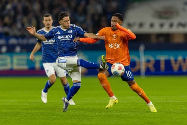 Gelsenkirchen, Deutschland, 24.10.25: Soufiane El-Faouzi (FC Schalke 04) und Lean-Paul Boetius (SV Darmstadt 98) im Kampf um den Ball während des Spiels der 2. Bundesliga zwischen FC Schalke 04 - SV Darmstadt 98 in der Veltins-Arena am 24. October 2025 in Gelsenkirchen, Deutschland. Gelsenkirchen Veltins-Arena Germany