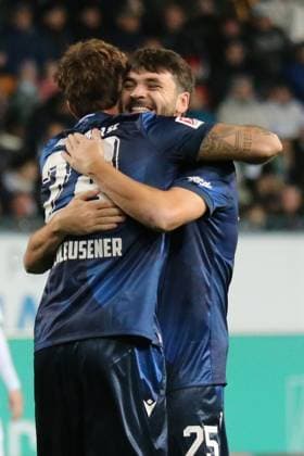 24.10.2025, xpfrx, Fussball 2.Bundesliga, SpVgg Greuther Fuerth - Karlsruher SC v.l. Torjubel nach dem Tor zum celebrating the goal celebrate 0:1 durch Fabian Schleusener (Karlsruher SC KSC) (DFL DFB REGULATIONS PROHIBIT ANY USE OF PHOTOGRAPHS as IMAGE SEQUENCES and or QUASI-VIDEO) Fuerth