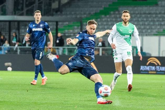 Christoph Kobald 22 (Karlsruher SC) mit einem Schuss, der abgefaelscht zum 0:1 fuehrt, SpVgg Greuther Fuerth vs. Karlsruher SC, Fussball, Maenner, DFL, 2. Bundesliga, Saison 2025 2026, Sportpark Ronhof Thomas Sommer, 10. Spieltag, 24.10.2025 Fuerth Bayern Deutschland