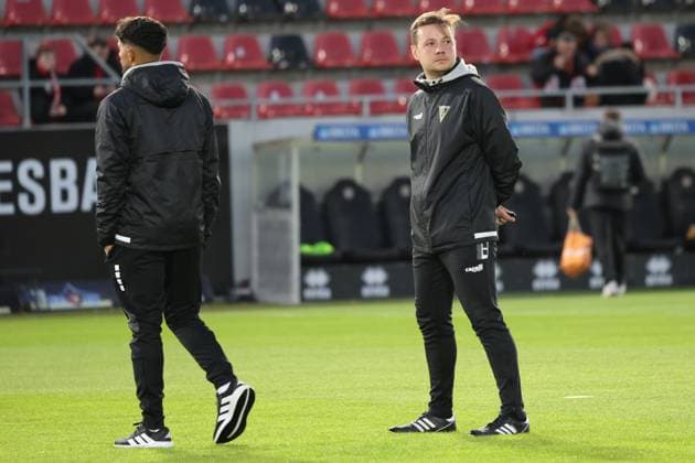 Ilyas Trenz, Trainer Alemannia Aachen, Carsten Wissing (rechts= , Trainer Alemannia AAchen, GER, SV Wehen Wiesbaden vs TSV Alemannia Aachen, 3. Liga, 12. Spieltag, 24.10.2025, GER, SV Wehen Wiesbaden vs TSV Alemannia Aachen, 3. Liga, 12. Spieltag, 24.10.2025, Wiesbaden Copyright: xEibner-Pressefoto JoergxNiebergax EP_JNL