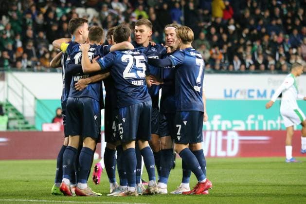 24.10.2025, xpfrx, Fussball 2.Bundesliga, SpVgg Greuther Fuerth - Karlsruher SC v.l. Torjubel nach dem Tor zum celebrating the goal celebrate 0:1 durch Fabian Schleusener (Karlsruher SC KSC) (DFL DFB REGULATIONS PROHIBIT ANY USE OF PHOTOGRAPHS as IMAGE SEQUENCES and or QUASI-VIDEO) Fuerth