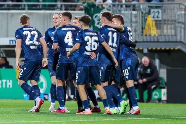 Torjubel der Mannschaft (Karlsruher SC) nach dem 0:1, SpVgg Greuther Fuerth vs. Karlsruher SC, Fussball, Maenner, DFL, 2. Bundesliga, Saison 2025 2026, Sportpark Ronhof Thomas Sommer, 10. Spieltag, 24.10.2025 Fuerth Bayern Deutschland