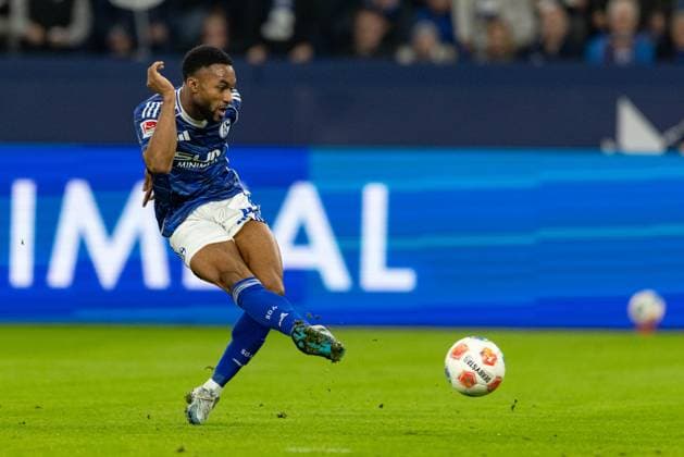 Gelsenkirchen, Deutschland, 24.10.25: Moussa Sylla (FC Schalke 04) schießt zum 1:0 während des Spiels der 2. Bundesliga zwischen FC Schalke 04 - SV Darmstadt 98 in der Veltins-Arena am 24. October 2025 in Gelsenkirchen, Deutschland. Gelsenkirchen Veltins-Arena Germany