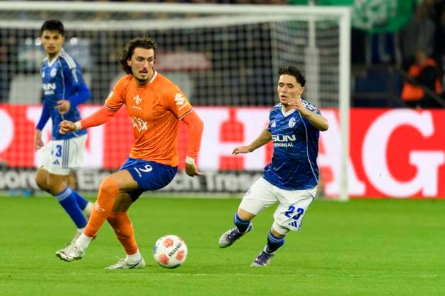 Soufiane El-Faouzi (FC Schalke) und Fraser Hornby (SV Darmstadt 98) im Kampf um den Ball waehrend des spiels der 2. Bundesliga zwischen FC Schalke 04 und SV Darmstadt 98 Veltins-Arena am 24. October 2025 in Gelsenkirchen, Deutschland. (Foto von Max Maiwald DeFodi Images) +++ Soufiane El-Faouzi (FC Schalke) und Fraser Hornby (SV Darmstadt 98) battle for the ball during the 2. Bundesliga match between FC Schalke 04 and SV Darmstadt 98 at Veltins-Arena on October 24, 2025 in Gelsenkirchen, Germany. (Photo by Max Maiwald DeFodi Images) DFB DFL REGULATIONS PROHIBIT ANY USE OF PHOTOGRAPHS AS IMAGE SEQUENCES AND OR QUASI-VIDEO. (Photo by Max Maiwald DeFodi Images) Soufiane El Faouzi FC Schalke and Fraser Hornby SV Darmstadt 98 battle for the ball during the 2 Bundesliga match between FC Schalke 04 and SV Darmstadt 98 Veltins Arena on October 24, 2025 in Gelsenkirchen, Germany Photo by Max Maiwald DeFodi Images Soufiane El Faouzi FC Schalke and Fraser Hornby SV Darmstadt 98 battle for the ball during the 2 Bundesliga match between FC Schalke 04 and SV Darmstadt 98 at Veltins Arena on October 24, 2025 in Gelsenkirchen, Germany Photo by Max Maiwald DeFodi Images DFB DFL REGULATIONS PROHIBIT ANY USE OF PHOTOGRAPHS AS IMAGE SEQUENCES AND OR QUASI VIDEO Photo by Max Maiwald DeFodi Images