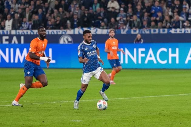 Moussa Sylla (FC Schalke 04, 09) mit dem Tor zum 1:0, GER FC Schalke 04 vs. SV Darmstadt 98, Fussball, 2. Bundesliga, Spieltag 10, Saison 2025 2026, 24.10.2025 DFB DFL REGULATIONS PROHIBIT ANY USE OF PHOTOGRAPHS AS IMAGE SEQUENCES AND OR QUASI-VIDEO, GER FC Schalke 04 vs. SV Darmstadt 98, Fussball, 2. Bundesliga, Spieltag 10, Saison 2025 2026, 24.10.2025 Gelsenkirchen