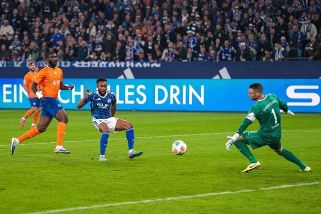 Moussa Sylla (FC Schalke 04, 09) mit dem Tor zum 1:0, GER FC Schalke 04 vs. SV Darmstadt 98, Fussball, 2. Bundesliga, Spieltag 10, Saison 2025 2026, 24.10.2025 DFB DFL REGULATIONS PROHIBIT ANY USE OF PHOTOGRAPHS AS IMAGE SEQUENCES AND OR QUASI-VIDEO, GER FC Schalke 04 vs. SV Darmstadt 98, Fussball, 2. Bundesliga, Spieltag 10, Saison 2025 2026, 24.10.2025 Gelsenkirchen