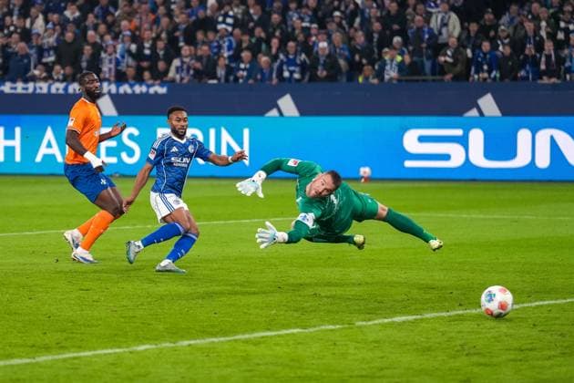 Marcel Schuhen (SV Darmstadt 98, 01) kann nur noch hinter sich schauen, Moussa Sylla (FC Schalke 04, 09) versenkt zum 1:0, Tor, GER FC Schalke 04 vs. SV Darmstadt 98, Fussball, 2. Bundesliga, Spieltag 10, Saison 2025 2026, 24.10.2025 DFB DFL REGULATIONS PROHIBIT ANY USE OF PHOTOGRAPHS AS IMAGE SEQUENCES AND OR QUASI-VIDEO, GER FC Schalke 04 vs. SV Darmstadt 98, Fussball, 2. Bundesliga, Spieltag 10, Saison 2025 2026, 24.10.2025 Gelsenkirchen