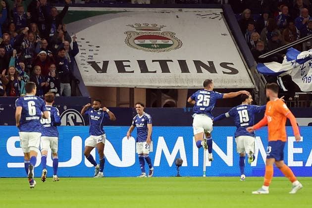 24.10.2025, xrekx, Fussball 2.Bundesliga, FC Schalke 04 - SV Darmstadt 98 v.l. Torjubel nach dem Tor zum celebrating the goal celebrate 1:0 durch Moussa Sylla (FC Schalke 04) (DFL DFB REGULATIONS PROHIBIT ANY USE OF PHOTOGRAPHS as IMAGE SEQUENCES and or QUASI-VIDEO) Gelsenkirchen