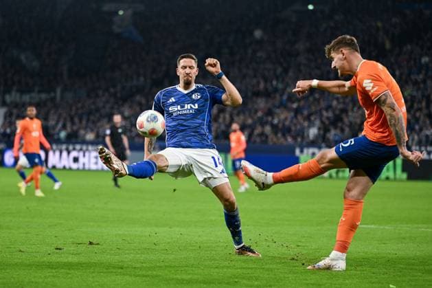 24.10.2025, Fussball, 2. Bundesliga, Saison 2025 2026, 10. Spieltag, FC Schalke 04 - SV Darmstadt, Janik Bachmann (FC Schalke 04), Matej Maglica (SV Darmstadt) xRHR-FOTO YYx