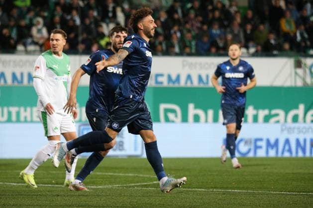 24.10.2025, xpfrx, Fussball 2.Bundesliga, SpVgg Greuther Fuerth - Karlsruher SC v.l. Torjubel nach dem Tor zum celebrating the goal celebrate 0:1 durch Fabian Schleusener (Karlsruher SC KSC) (DFL DFB REGULATIONS PROHIBIT ANY USE OF PHOTOGRAPHS as IMAGE SEQUENCES and or QUASI-VIDEO) Fuerth