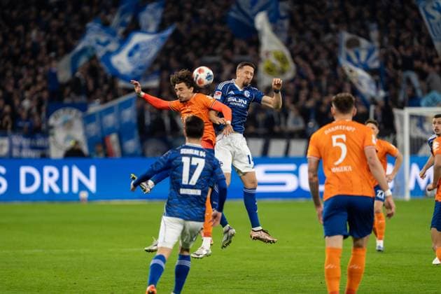 GER, 2. FBL, FC Schalke 04 vs SV Darmstadt 98 24.10.2025, Veltins-Arena, Gelsenkirchen, GER, 2. FBL, FC Schalke 04 vs SV Darmstadt 98 im Bild: Kopfballduell Kopfball Zweikampf zwischen Fraser Hornby (SV Darmstadt 98, 9) und Janik Bachmann (FC Schalke 04, 14)