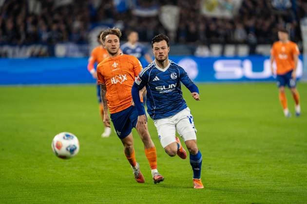 GER, 2. FBL, FC Schalke 04 vs SV Darmstadt 98 24.10.2025, Veltins-Arena, Gelsenkirchen, GER, 2. FBL, FC Schalke 04 vs SV Darmstadt 98 im Bild: Adrian Gantenbein (FC Schalke 04, 17) Einzelaktion; Ganzkörper Ganzkoerper ; Ball am Fuss;