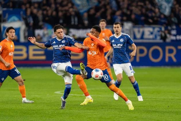 GER, 2. FBL, FC Schalke 04 vs SV Darmstadt 98 24.10.2025, Veltins-Arena, Gelsenkirchen, GER, 2. FBL, FC Schalke 04 vs SV Darmstadt 98 im Bild: Zweikampf zwischen Soufiane El-Faouzi (FC Schalke 04, 23) und Jean-Paul BoÃ«tius Boetius (SV Darmstadt 98, 10) *** GER, 2 FBL, FC Schalke 04 vs SV Darmstadt 98 24 10 2025, Veltins Arena, Gelsenkirchen, GER, 2 FBL, FC Schalke 04 vs SV Darmstadt 98 in picture duel between Soufiane El Faouzi FC Schalke 04, 23 and Jean Paul Boëtius Boetius SV Darmstadt 98, 10 nordphotoxGmbHxx xChristianxSchulze nph000300