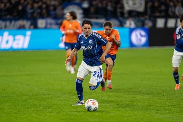 GER, 2. FBL, FC Schalke 04 vs SV Darmstadt 98 24.10.2025, Veltins-Arena, Gelsenkirchen, GER, 2. FBL, FC Schalke 04 vs SV Darmstadt 98 im Bild: Soufiane El-Faouzi (FC Schalke 04, 23) Einzelaktion; Ganzkörper Ganzkoerper ; Ball am Fuss;