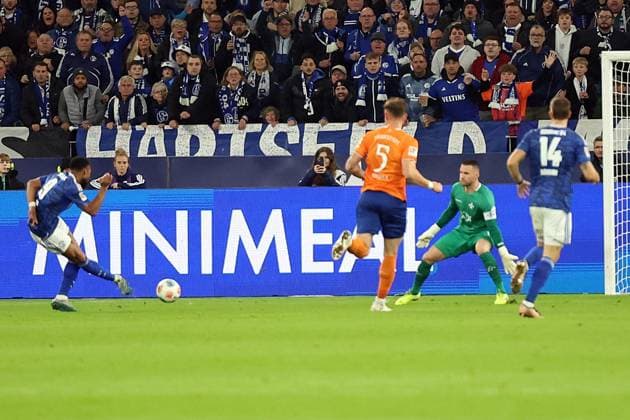 24.10.2025, xrekx, Fussball 2.Bundesliga, FC Schalke 04 - SV Darmstadt 98 v.l. Torschuss zum 1:0 durch Moussa Sylla (FC Schalke 04) Marcel Schuhen (SV Darmstadt 98) (DFL DFB REGULATIONS PROHIBIT ANY USE OF PHOTOGRAPHS as IMAGE SEQUENCES and or QUASI-VIDEO) Gelsenkirchen