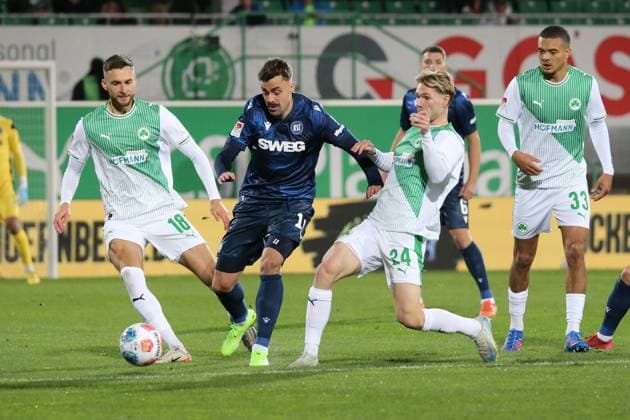 24.10.2025, xpfrx, Fussball 2.Bundesliga, SpVgg Greuther Fuerth - Karlsruher SC v.l. Felix Higl (Greuther Fürth Fuerth) Philipp Förster (Karlsruher SC KSC) Marco John (Greuther Fürth Fuerth) Zweikampf, Aktion, action, battle for the ball (DFL DFB REGULATIONS PROHIBIT ANY USE OF PHOTOGRAPHS as IMAGE SEQUENCES and or QUASI-VIDEO) Fuerth