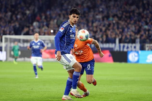 24.10.2025, xrekx, Fussball 2.Bundesliga, FC Schalke 04 - SV Darmstadt 98 v.l. Mertcan Ayhan (FC Schalke 04) Luca Marseiler (SV Darmstadt 98) Zweikampf, Aktion, action, battle for the ball (DFL DFB REGULATIONS PROHIBIT ANY USE OF PHOTOGRAPHS as IMAGE SEQUENCES and or QUASI-VIDEO) Gelsenkirchen