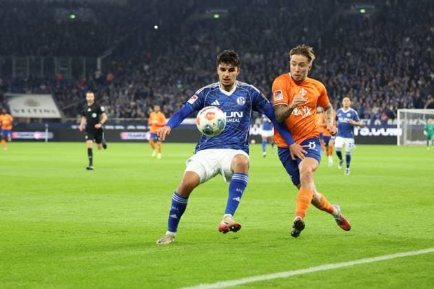 24.10.2025, xrekx, Fussball 2.Bundesliga, FC Schalke 04 - SV Darmstadt 98 v.l. Mertcan Ayhan (FC Schalke 04) Luca Marseiler (SV Darmstadt 98) Zweikampf, Aktion, action, battle for the ball (DFL DFB REGULATIONS PROHIBIT ANY USE OF PHOTOGRAPHS as IMAGE SEQUENCES and or QUASI-VIDEO) Gelsenkirchen