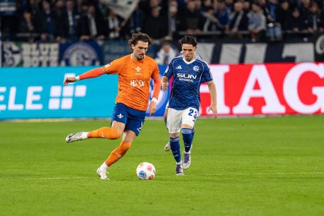 GER, 2. FBL, FC Schalke 04 vs SV Darmstadt 98 24.10.2025, Veltins-Arena, Gelsenkirchen, GER, 2. FBL, FC Schalke 04 vs SV Darmstadt 98 im Bild: Fraser Hornby (SV Darmstadt 98, 9) Einzelaktion; Ganzkörper Ganzkoerper ; Ball am Fuss; Soufiane El-Faouzi (FC Schalke 04, 23)