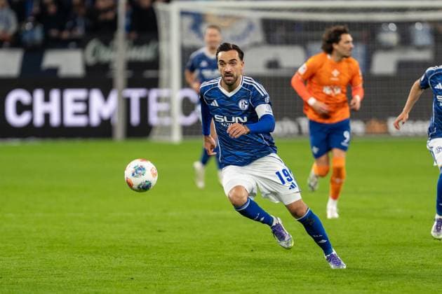 GER, 2. FBL, FC Schalke 04 vs SV Darmstadt 98 24.10.2025, Veltins-Arena, Gelsenkirchen, GER, 2. FBL, FC Schalke 04 vs SV Darmstadt 98 im Bild: Kenan Karaman (FC Schalke 04, 19) Einzelaktion; Ganzkörper Ganzkoerper ; Ball am Fuss;