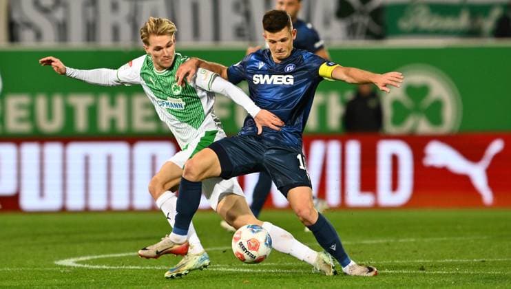 24.10.2025 - Fussball - Saison 2025 2026 - 2. Fussball - Bundesliga - 10. Spieltag: SpVgg Greuther Fürth ( Kleeblatt ) - Karlsruher SC Karlsruhe KSC - Sportfoto Zink - xwoxzix - DFL regulations prohibit any use of photographs as image sequences and or quasi-video - only for editorial use - Marco John (24, SpVgg Greuther Fürth ) Marvin Wanitzek (10, Karlsruher SC KSC )