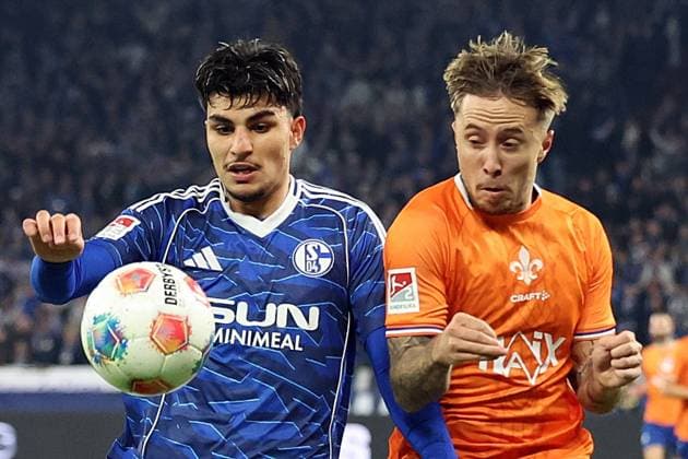 24.10.2025, xrekx, Fussball 2.Bundesliga, FC Schalke 04 - SV Darmstadt 98 v.l. Mertcan Ayhan (FC Schalke 04) Luca Marseiler (SV Darmstadt 98) Zweikampf, Aktion, action, battle for the ball (DFL DFB REGULATIONS PROHIBIT ANY USE OF PHOTOGRAPHS as IMAGE SEQUENCES and or QUASI-VIDEO) Gelsenkirchen