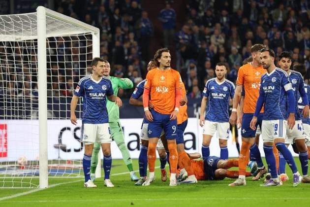 24.10.2025, xrekx, Fussball 2.Bundesliga, FC Schalke 04 - SV Darmstadt 98 v.l. Fraser Hornby (SV Darmstadt 98) Kenan Karaman (FC Schalke 04) (DFL DFB REGULATIONS PROHIBIT ANY USE OF PHOTOGRAPHS as IMAGE SEQUENCES and or QUASI-VIDEO) Gelsenkirchen