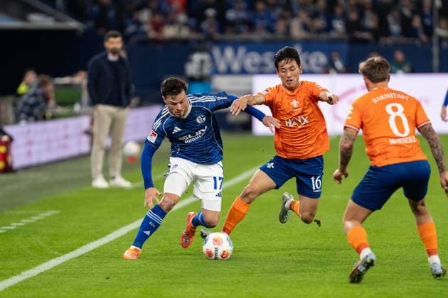 GER, 2. FBL, FC Schalke 04 vs SV Darmstadt 98 24.10.2025, Veltins-Arena, Gelsenkirchen, GER, 2. FBL, FC Schalke 04 vs SV Darmstadt 98 im Bild: Zweikampf zwischen Adrian Gantenbein (FC Schalke 04, 17) und Hiroki Akiyama (SV Darmstadt 98, 16)