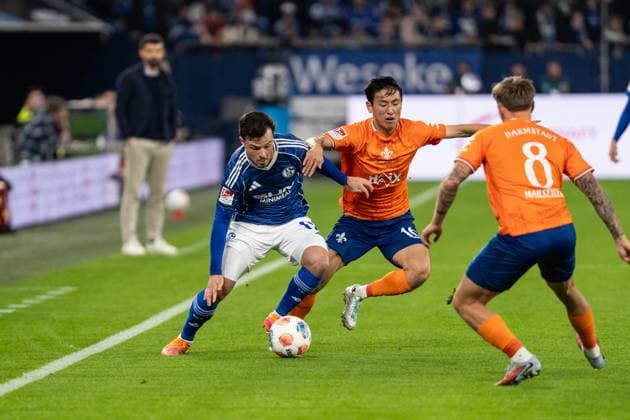 GER, 2. FBL, FC Schalke 04 vs SV Darmstadt 98 24.10.2025, Veltins-Arena, Gelsenkirchen, GER, 2. FBL, FC Schalke 04 vs SV Darmstadt 98 im Bild: Zweikampf zwischen Adrian Gantenbein (FC Schalke 04, 17) und Hiroki Akiyama (SV Darmstadt 98, 16)