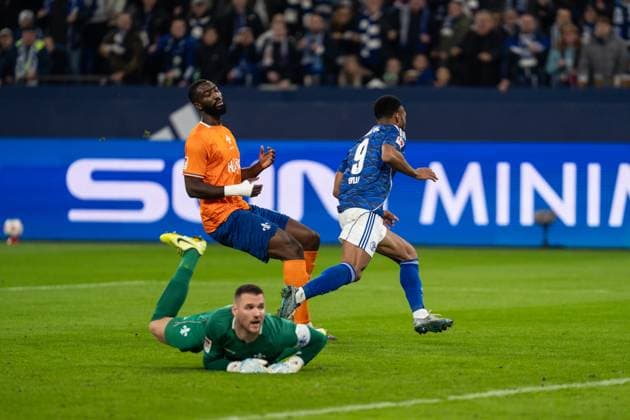 GER, 2. FBL, FC Schalke 04 vs SV Darmstadt 98 24.10.2025, Veltins-Arena, Gelsenkirchen, GER, 2. FBL, FC Schalke 04 vs SV Darmstadt 98 im Bild: Torjubel Jubel ueber das Tor von Moussa Sylla (FC Schalke 04, 9) zum 1:0 Marcel Schuhen (SV Darmstadt 98, 1)