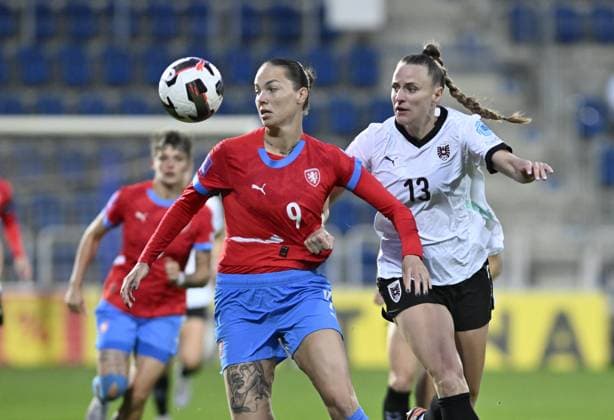 Opening match of the play-off to Group A of the League of Nations: Czech Republic - Austria in Uherske Hradiste, Czech Republic, October 24, 2025. From left Czech Andrea Staskova, Virginia Kirchberger of Austria. (CTKxPhoto DaliborxGluck) CTKPhotoP2025102407025  CTKPhotoP2025102407025