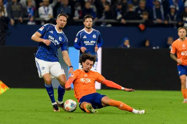 Janik Bachmann (FC Schalke) und Fraser Hornby (SV Darmstadt 98) im Kampf um den Ball waehrend des spiels der 2. Bundesliga zwischen FC Schalke 04 und SV Darmstadt 98 Veltins-Arena am 24. October 2025 in Gelsenkirchen, Deutschland. (Foto von Max Maiwald DeFodi Images) +++ Janik Bachmann (FC Schalke) und Fraser Hornby (SV Darmstadt 98) battle for the ball during the 2. Bundesliga match between FC Schalke 04 and SV Darmstadt 98 at Veltins-Arena on October 24, 2025 in Gelsenkirchen, Germany. (Photo by Max Maiwald DeFodi Images) DFB DFL REGULATIONS PROHIBIT ANY USE OF PHOTOGRAPHS AS IMAGE SEQUENCES AND OR QUASI-VIDEO. (Photo by Max Maiwald DeFodi Images) Janik Bachmann FC Schalke and Fraser Hornby SV Darmstadt 98 battle for the ball during the 2 Bundesliga match between FC Schalke 04 and SV Darmstadt 98 Veltins Arena on October 24, 2025 in Gelsenkirchen, Germany Photo by Max Maiwald DeFodi Images Janik Bachmann FC Schalke and Fraser Hornby SV Darmstadt 98 battle for the ball during the 2 Bundesliga match between FC Schalke 04 and SV Darmstadt 98 at Veltins Arena on October 24, 2025 in Gelsenkirchen, Germany Photo by Max Maiwald DeFodi Images DFB DFL REGULATIONS PROHIBIT ANY USE OF PHOTOGRAPHS AS IMAGE SEQUENCES AND OR QUASI VIDEO Photo by Max Maiwald DeFodi Images
