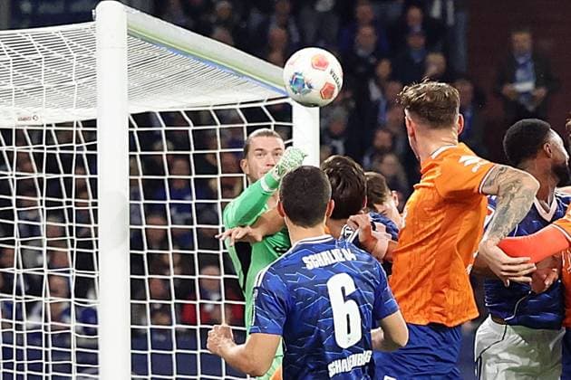 24.10.2025, xrekx, Fussball 2.Bundesliga, FC Schalke 04 - SV Darmstadt 98 v.l. Loris Karius (FC Schalke 04) (DFL DFB REGULATIONS PROHIBIT ANY USE OF PHOTOGRAPHS as IMAGE SEQUENCES and or QUASI-VIDEO) Gelsenkirchen