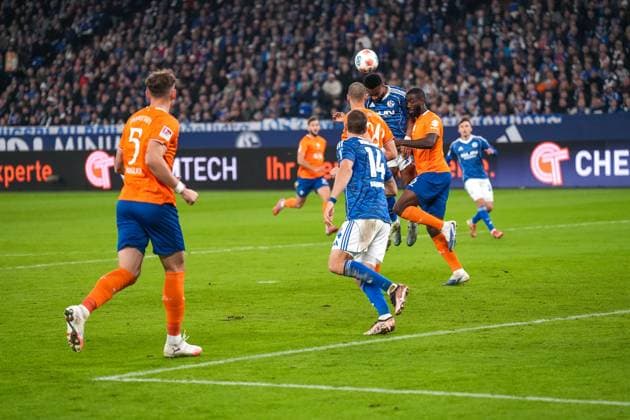 Kopfballduell zwischen Moussa Sylla (FC Schalke 04, 09) und Patric Pfeiffer (SV Darmstadt 98, 06), GER FC Schalke 04 vs. SV Darmstadt 98, Fussball, 2. Bundesliga, Spieltag 10, Saison 2025 2026, 24.10.2025 DFB DFL REGULATIONS PROHIBIT ANY USE OF PHOTOGRAPHS AS IMAGE SEQUENCES AND OR QUASI-VIDEO, GER FC Schalke 04 vs. SV Darmstadt 98, Fussball, 2. Bundesliga, Spieltag 10, Saison 2025 2026, 24.10.2025 Gelsenkirchen