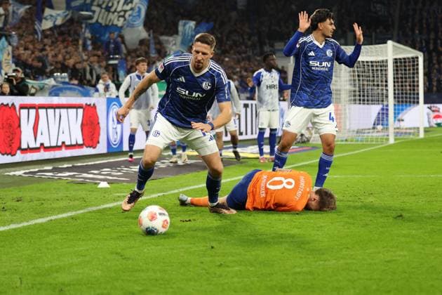 24.10.2025, xrekx, Fussball 2.Bundesliga, FC Schalke 04 - SV Darmstadt 98 v.l. Foulspiel Janik Bachmann (FC Schalke 04) an Luca Marseiler (SV Darmstadt 98) Mertcan Ayhan (FC Schalke 04) (DFL DFB REGULATIONS PROHIBIT ANY USE OF PHOTOGRAPHS as IMAGE SEQUENCES and or QUASI-VIDEO) Gelsenkirchen