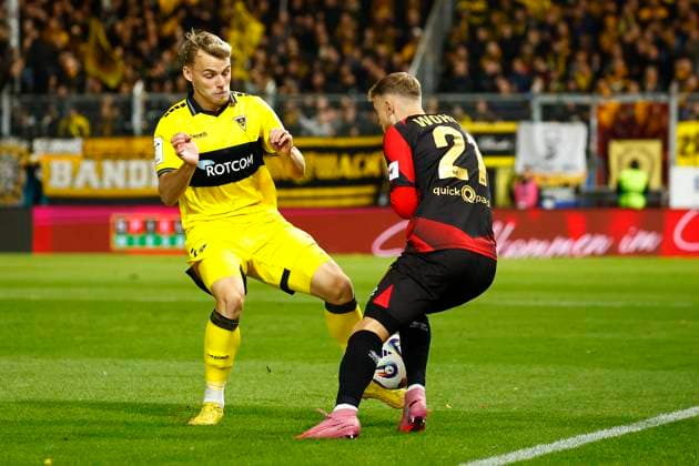 24.10.2025, xavx, Fussball 3.Liga, SV Wehen Wiesbaden - Alemannia Aachen v.l. Mika Schroers (Alemannia Aachen), Ole Wohlers (SV Wehen Wiesbaden) (DFL DFB REGULATIONS PROHIBIT ANY USE OF PHOTOGRAPHS as IMAGE SEQUENCES and or QUASI-VIDEO) Wiesbaden