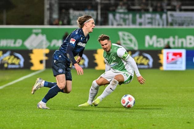2. Bundesliga; SpVgg Greuther Fuerth - Karlsruher SC; 24.10.2025 FUERTH, GERMANY - OCTOBER 24: David HEROLD (Karlsruher SC 20) against Felix KLAUS (SpVgg Greuther Fuerth 30) during the 2. bundesliga match between SpVgg Greuther Fuerth vs. Karlsruher SC on matchday 10 at Sportpark Ronhof Thomas Sommer on October 24, 2025 in Fuerth, Germany DFL REGULATIONS PROHIBIT ANY USE OF PHOTOGRAPHS AS IMAGE SEQUENCES AND OR QUASI-VIDEO