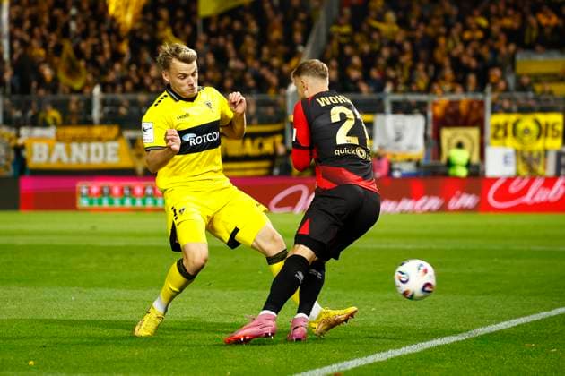 24.10.2025, xavx, Fussball 3.Liga, SV Wehen Wiesbaden - Alemannia Aachen v.l. Mika Schroers (Alemannia Aachen), Ole Wohlers (SV Wehen Wiesbaden) (DFL DFB REGULATIONS PROHIBIT ANY USE OF PHOTOGRAPHS as IMAGE SEQUENCES and or QUASI-VIDEO) Wiesbaden