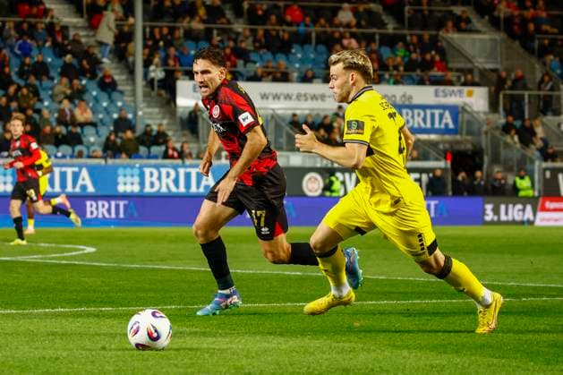 24.10.2025, xavx, Fussball 3.Liga, SV Wehen Wiesbaden - Alemannia Aachen v.l. David Suarez (SV Wehen Wiesbaden), Mika Schroers (Alemannia Aachen) (DFL DFB REGULATIONS PROHIBIT ANY USE OF PHOTOGRAPHS as IMAGE SEQUENCES and or QUASI-VIDEO) Wiesbaden
